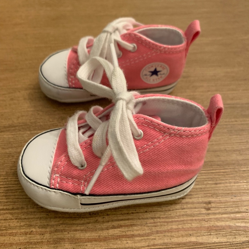 Only worn once baby converse size 2 Look brand new